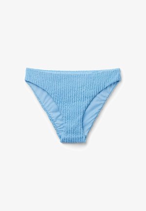 Hellblauer, strukturierter Bikini-Höschen mit hoch ausgeschnittenen Beinausschnitten, flach auf weißem Hintergrund präsentiert.