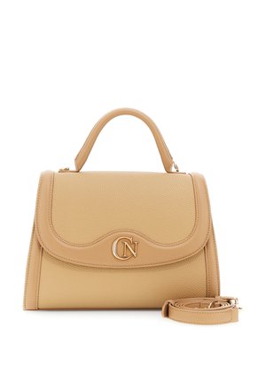 Borsa a manico in pelle color cuoio con finitura testurizzata, forma strutturata, manico superiore e tracolla staccabile. Presenta un accento con logo dorato sul davanti.