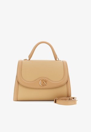 Torebka skórzana w kolorze tan o teksturowanym wykończeniu, w usztywnionym kształcie, z górnym uchwytami i odpinanym paskiem. Z przodu znajduje się złoty akcent z logo.