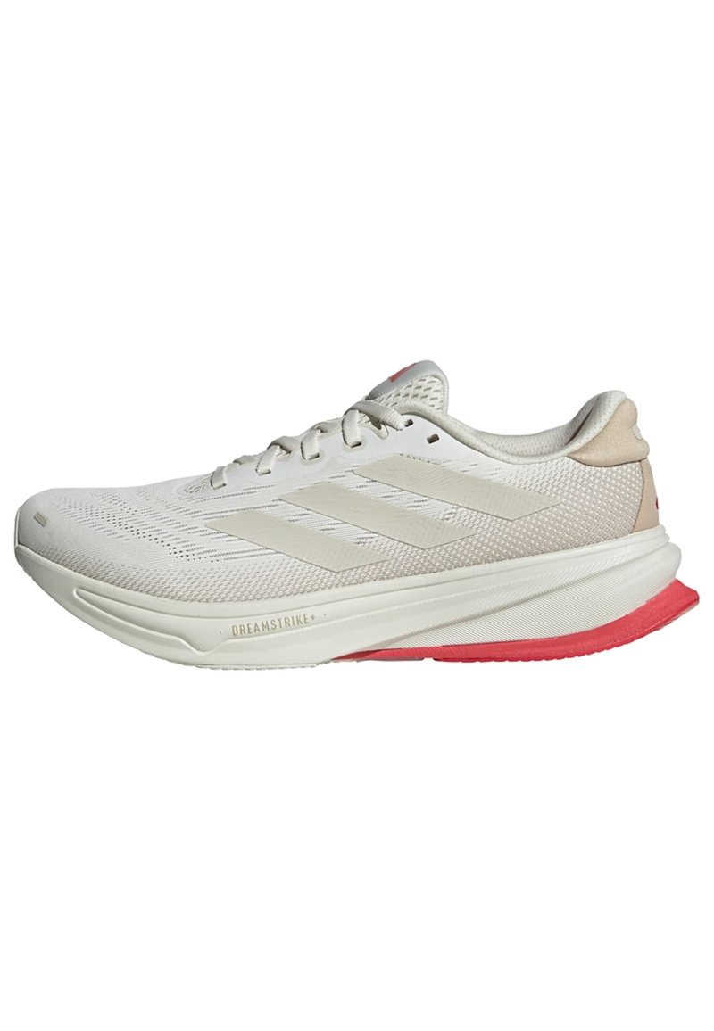 Sportowe trampki w off-white z siateczki z beżowymi akcentami, z trzema paskami, teksturowaną cholewką i czerwoną gumową podeszwą.