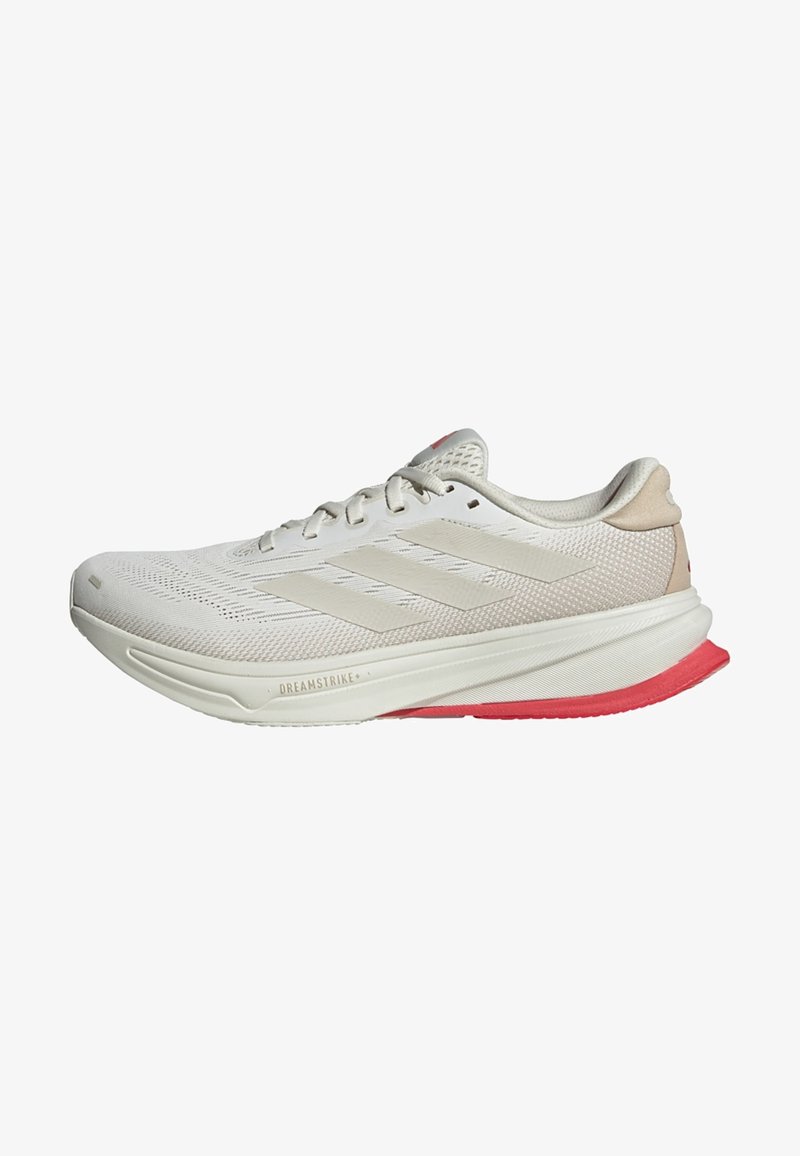 Sport sneaker in off-white mesh met beige accenten, voorzien van drie stripes, een gestructureerde bovenkant en een rode rubberen loopzool.