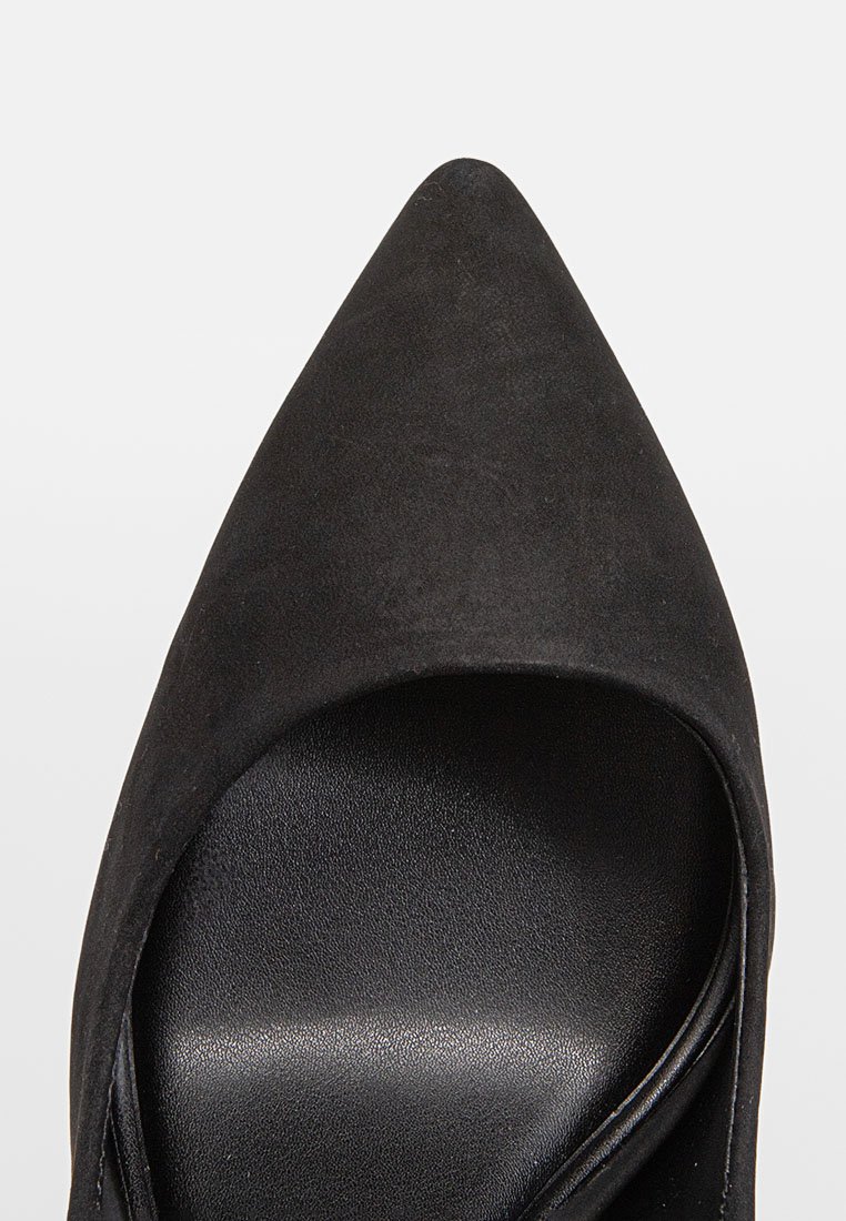 Chaussure à talon aiguille noire à bout pointu en suède, vue du dessus des orteils et de la semelle intérieure.