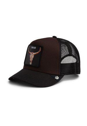 Gorra trucker marrón y negra de malla con un parche que muestra un cráneo de toro y la palabra "DEAD" encima en el panel frontal.