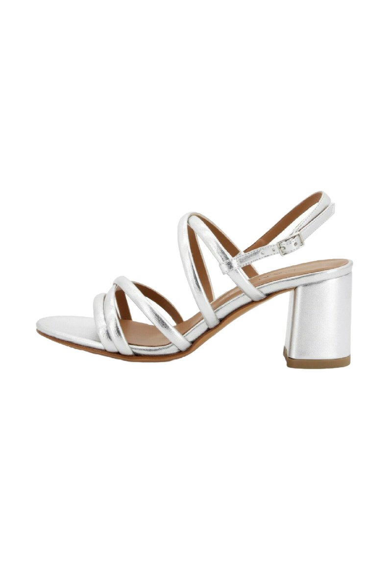 Sandalo con tacco a blocco in argento, design con fasce, punta aperta e finitura metallica. Presenta una chiusura regolabile alla caviglia.
