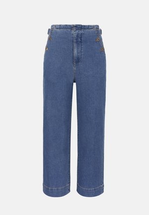 Pantalon large en denim bleu à taille haute avec des détails de boutons sur les zones des poches avant et des ourlets repliés.