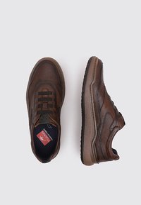 Zapatos de cuero marrón con un acabado texturizado, con cordones y suela de goma. Destacan por su diseño casual y acentos en contraste.