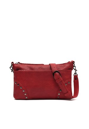 Bolso bandolera de cuero rojo con correa ajustable, bolsillo frontal con cremallera y detalles de tachuelas metálicas en las esquinas.