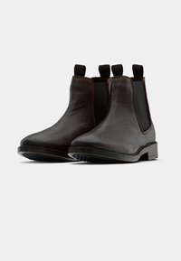 Pier One Klassikalised poolsaapad - brown