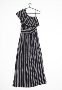Robe à rayures noires et blanches avec un design asymétrique à une épaule, un col à volants et une taille cintrée ; tissu léger et fluide.