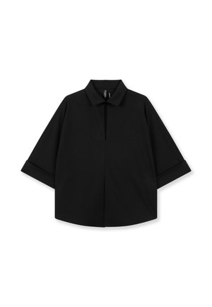 Schwarzes, weit geschnittenes, kurz geschnittenes Hemd mit umgeschlagenen Manschettenärmeln, verdeckten Knöpfen vorne und einem spitzen Kragen vor weißem Hintergrund.
