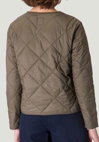 Veste matelassée vert olive avec motif en losanges, col rond et manches longues, dotée d'un accent carré au dos. Tissu doux et texturé.