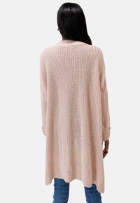 Helles Pink, übergroßer Strickcardigan mit lockerer Passform, breitem Kragen und gerippten Bündchen. Strukturierten Stoff mit entspanntem Schnitt.