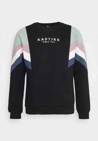 Sudadera negra con cuello redondo, mangas a rayas multicolores en verde, morado, blanco y azul, con el logo "KAOTIKO" en el frente.