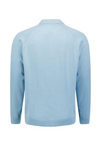 Lichtblauwe gebreide trui met een ronde kraag, lange mouwen en een geribde zoom. Zachte textuur en naadloos schouderontwerp.