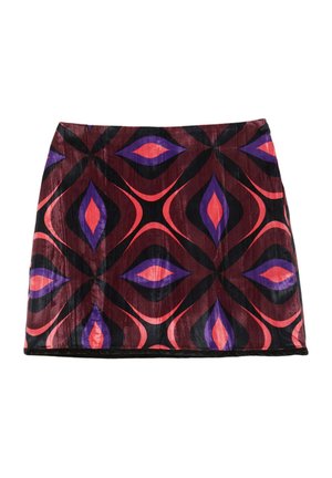 Una breve gonna a trapezio con un vivace motivo geometrico in rosso, rosa e viola su uno sfondo nero. Textura morbida e finitura liscia.