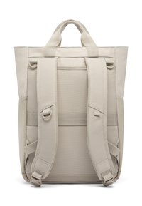 Beige hátizsák állítható pántokkal, dupla felső fogantyúkkal és minimalista kialakítással. Az oldalsó zsebek mellett varrási részletek is vannak.