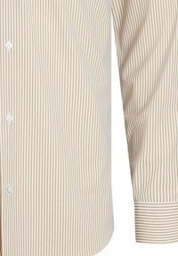 Camicia button-up a righe in beige chiaro e crema. Presenta righe verticali, un colletto classico e bottoni bianchi. Tessuto dalla trama liscia.