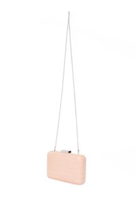 Kabelka typu clutch v světlé růžové umělé kůži s texturovaným povrchem, obdélníkového tvaru, se stříbrným řetízkovým popruhem a kovovým zapínáním.