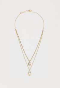 Gouden gelaagde ketting met twee kettingen. De ene ketting heeft een rechthoekige hanger, en de andere heeft een druppelvormige hanger met een heldere steen.
