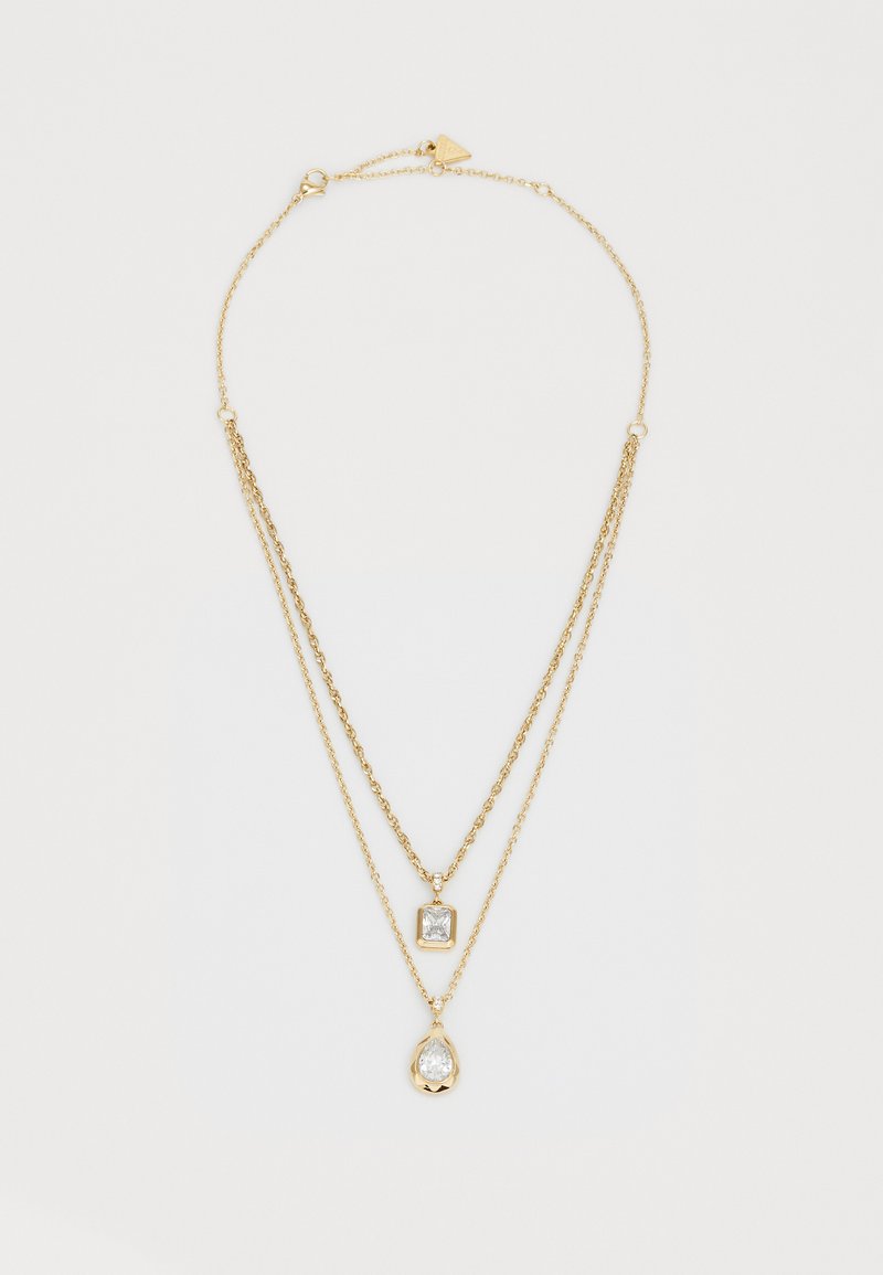 Gouden gelaagde ketting met twee kettingen. De ene ketting heeft een rechthoekige hanger, en de andere heeft een druppelvormige hanger met een heldere steen.