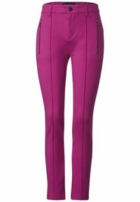 Fialové slim-fit kalhoty s hladkou texturou látky, obsahující dvě kapsy na zip, přední záhyby a uzavření na jeden knoflík.