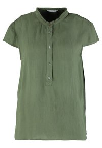 Camisa de manga corta verde oliva con cuello redondo, tapeta de botones y textura arrugada. Presenta un corte holgado y aberturas laterales.