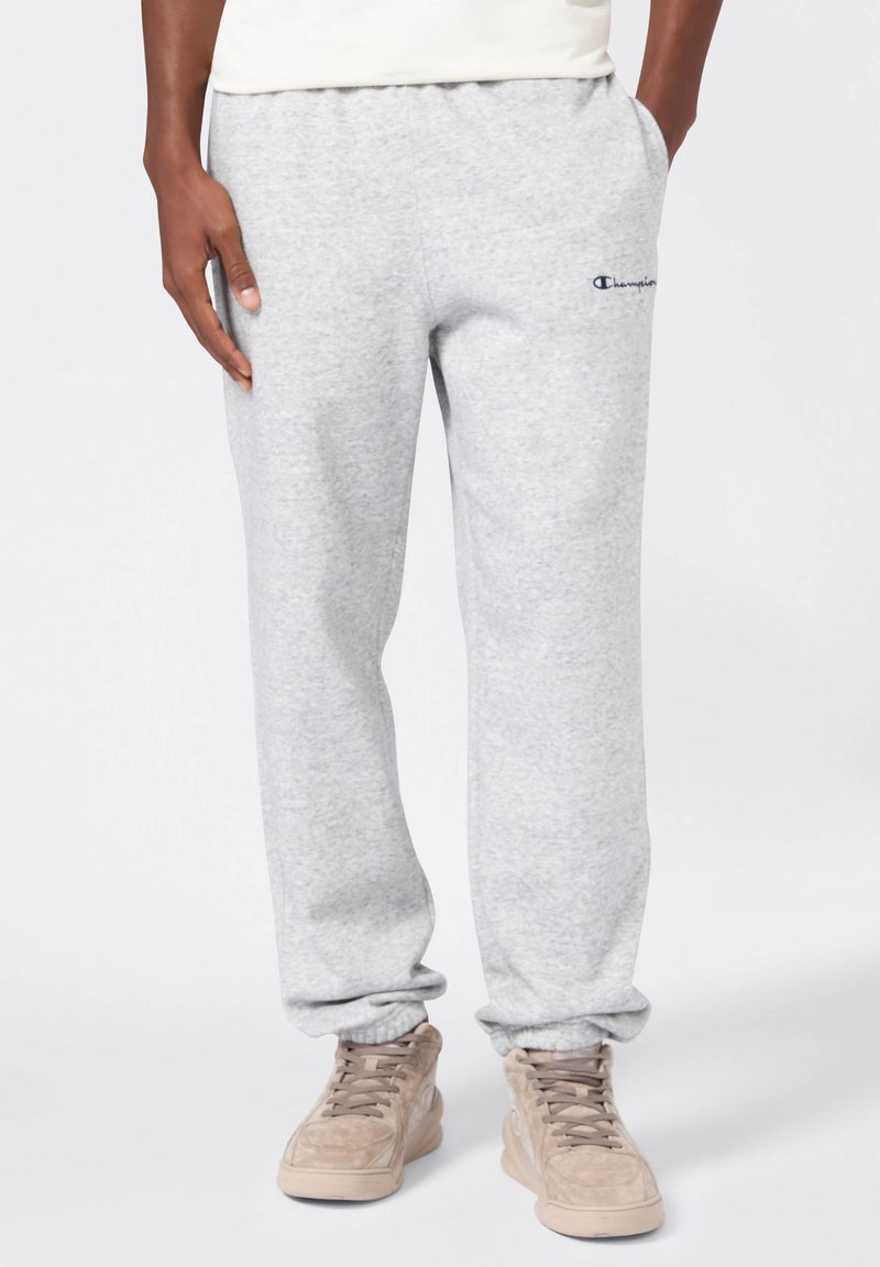 Pantaloni sportivi grigi realizzati in cotone misto, con una vestibilità ampia, cintura elastica, tasche laterali e un piccolo logo blu navy sulla coscia sinistra.