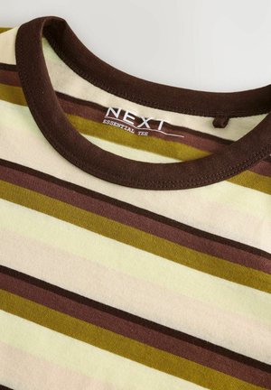 Tricou din bumbac în dungi, cu linii orizontale de culoare marron, oliv și verde deschis. Dispune de un guler rotund și eticheta "NEXT ESSENTIAL TEE".