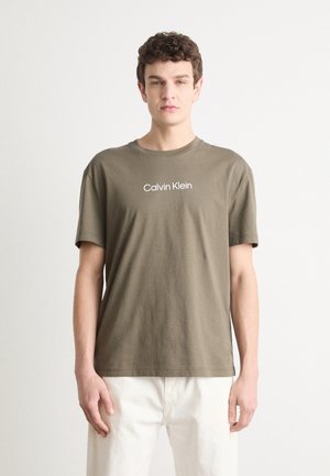 Calvin Klein HERO LOGO COMFORT - Marškinėliai su spaudiniu - tarmac