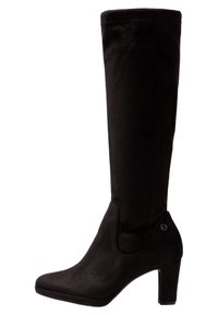 Bota de ante negra hasta la rodilla con punta afilada y tacón alto afilado. Presenta un sutil acento de logo en el lado exterior. Textura suave.