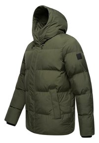 Chaqueta acolchada verde oliva con capucha, que cuenta con cierre de cremallera en la parte delantera, patrón de acolchado horizontal y un bolsillo lateral. Tejido suave con acentos mínimos.