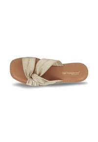 Sandalo a fascia attorcigliata dorato con una soletta liscia color tabacco. Design con punta quadrata e dettagli di cucitura minimali. Leggero e piatto.