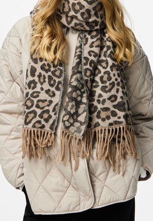 Szalik w panterkę w beżowym i brązowym kolorze, z frędzlami na krawędziach, wykonany z miękkiego, teksturowanego materiału, noszony na jasnej, pikowanej kurtce.