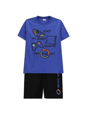 Niebieska koszula z krótkim rękawem z napisem „Eat Sleep Game Repeat” i ikonami, połączona z czarnymi szortami z napisem „Sleep Game” i okrągłą strzałką.