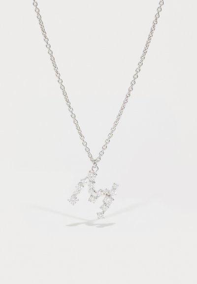 Ασημένια αλυσίδα κολιέ με λαμπερό, διαχρονικό κρεμαστό κόσμημα σε σχηματισμό του γράμματος "μ". Λείο υλικό με περίπλοκες λεπτομέρειες.