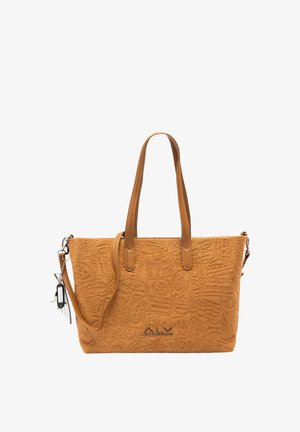 Borsa a tracolla in pelle marrone chiaro con texture, motivi in rilievo, doppio manico superiore e tracolla removibile. Presenta un dettaglio logo in metallo e un portachiavi.