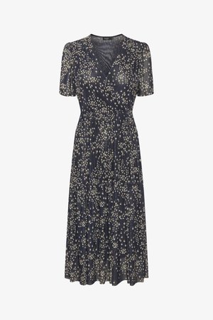 Granatowa sukienka w stylu kopertowym, wykonana z lekkiego materiału, z krótkimi bufkami i kremowym wzorem kwiatowym, z dopasowaną talią i zwiewnym dołem.
