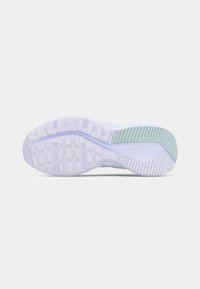 Suela de zapato en blanco con acentos en azul claro-verde. Presenta un patrón de agarre texturizado y ranuras flexibles para tracción y movimiento.