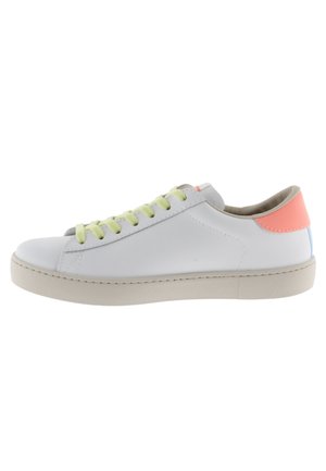 Sneaker in pelle bianca con accenti grigi chiari, lacci gialli e tallone rosa. Presenta una suola testurizzata e un design minimalista.