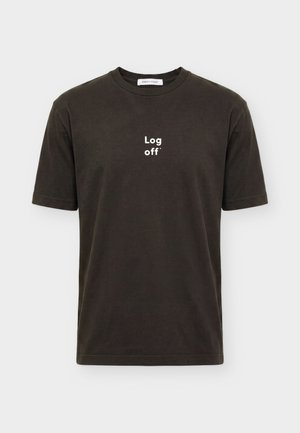 Mand med krøllet hår iført en mørk T-shirt med et stort hvidt og rødt abstrakt øje- og figurmønster på ryggen.