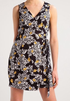 Czarna sukienka kopertowa bez rękawów z białym i żółtym kwiatowym wzorem, z dekoltem w kształcie litery V i wiązaniem na boku w talii.