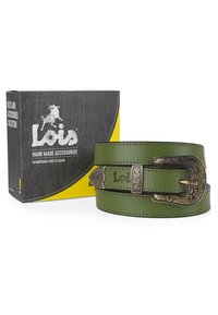 Cinturón de cuero verde con superficie texturizada y hebilla decorativa de bronce. La caja presenta un diseño en negro y amarillo con el logotipo de la marca.