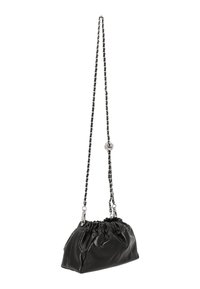 Schwarze Leder-Clutch mit gerafftem Design, silberfarbener Kettenriemen und Hardware-Akzenten. Verfügt über eine weiche, strukturierte Oberfläche.