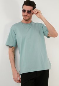 Buratti REGULAR FIT - Paprasti marškinėliai - mint
