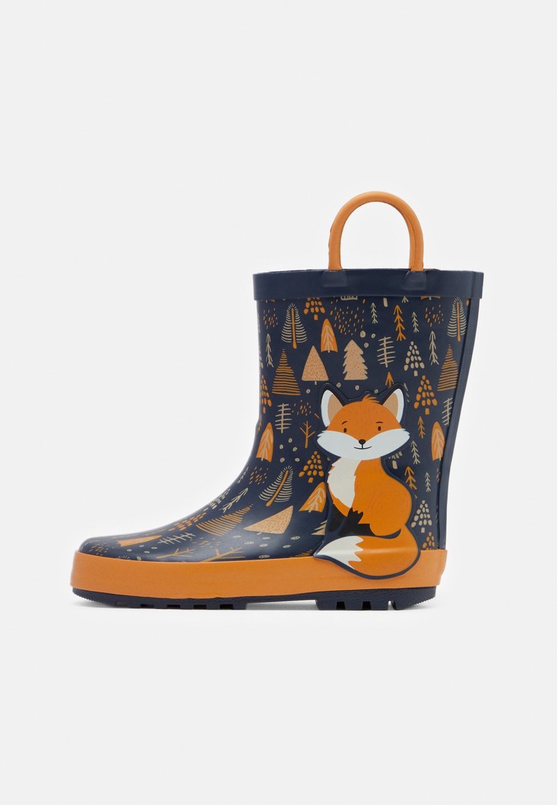 Botte de pluie en caoutchouc noire et orange avec une illustration de renard, entourée d'arbres et de motifs géométriques, dotée d'une semelle crantée orange et d'une poignée.