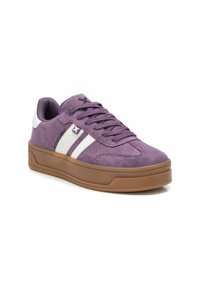 Zapatillas de ante moradas con rayas blancas, punta redonda y suela de goma. Presentan una parte superior texturizada y un diseño de cordones.