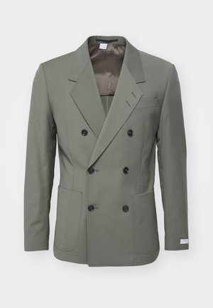 Olijfgroene dubbelzijdige blazer met zwarte knopen, brede revers en twee voorzakken, weergegeven op een witte achtergrond.
