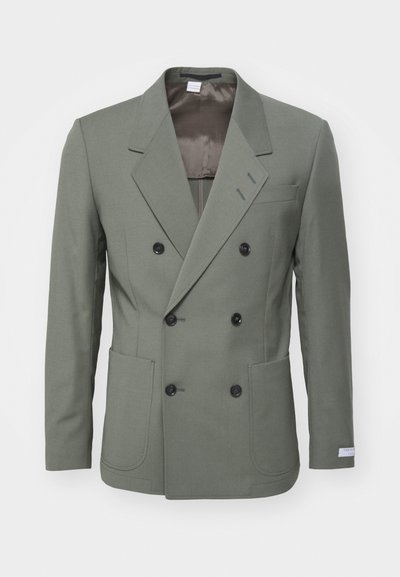 Olijfgroene dubbelzijdige blazer met zwarte knopen, brede revers en twee voorzakken, weergegeven op een witte achtergrond.