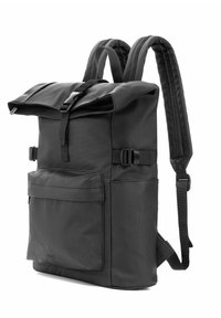 Czarny plecak typu roll-top z przednią kieszenią na zamek, regulowanymi, wyściełanymi szelkami i bocznymi zapięciami na klamry.