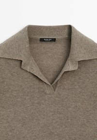 Polo en maille marron avec un large col et une ouverture en V courte, avec une étiquette "Massimo Dutti" à l'intérieur du col.